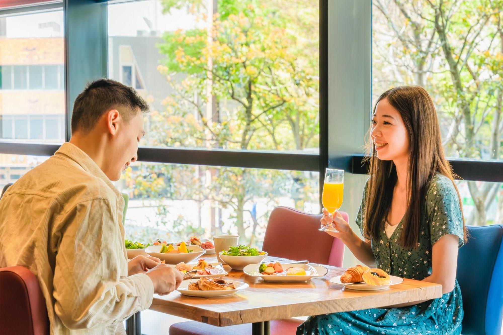 Hotel Nikko Kanazawa Bagian luar foto A couple eating at a restaurant