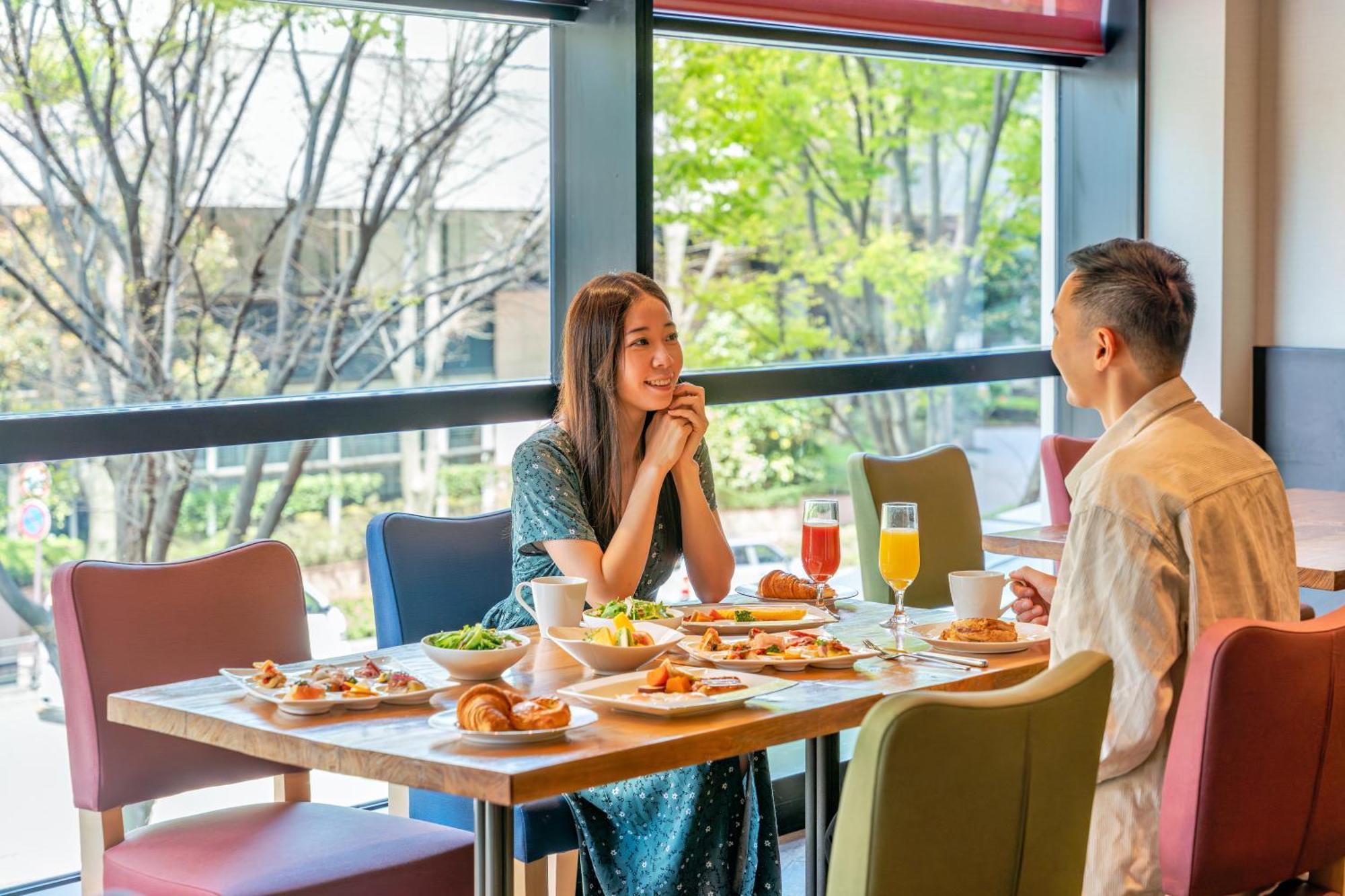 Hotel Nikko Kanazawa Bagian luar foto A couple dining at a restaurant