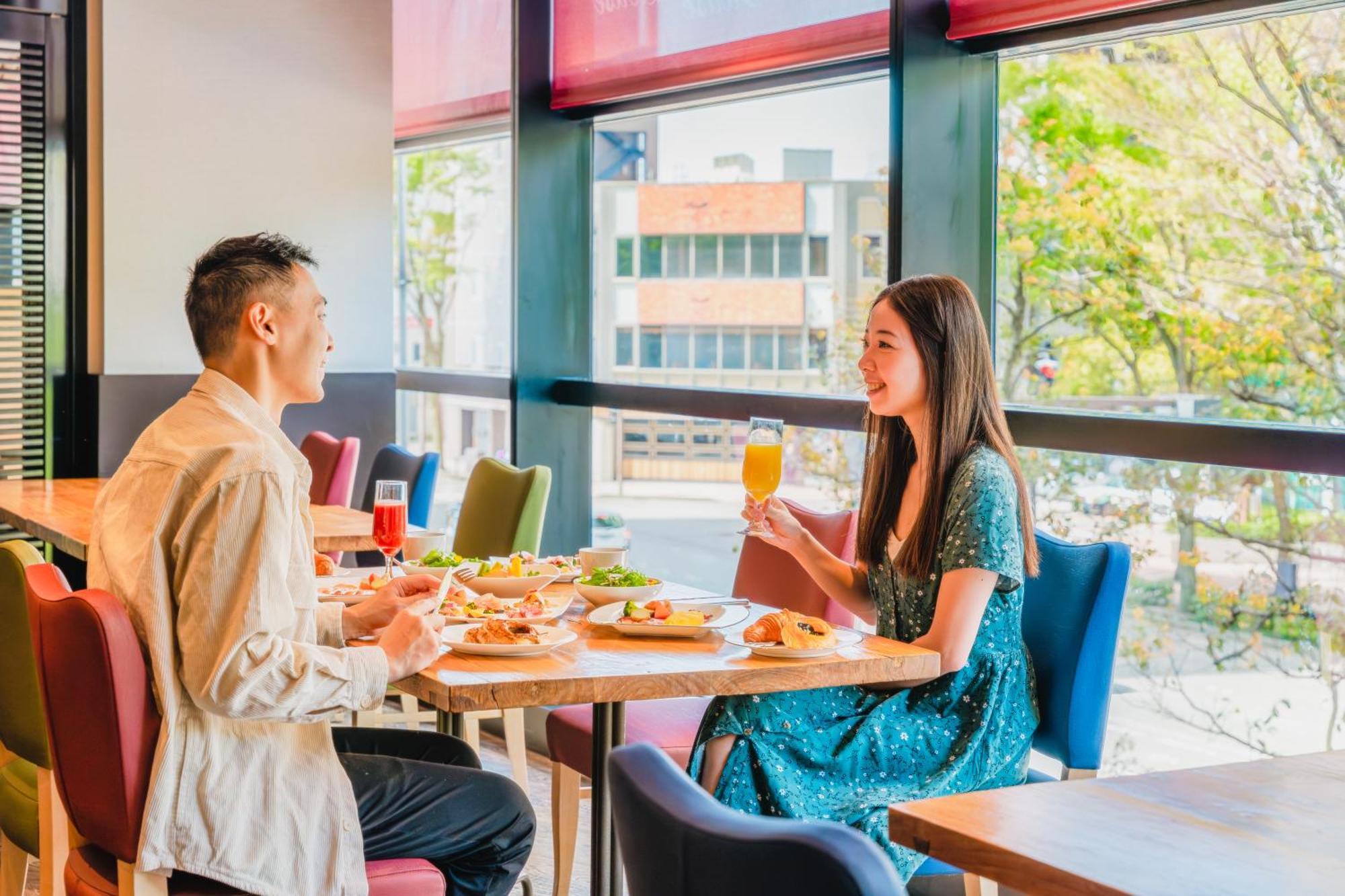 Hotel Nikko Kanazawa Bagian luar foto A couple dining at a restaurant