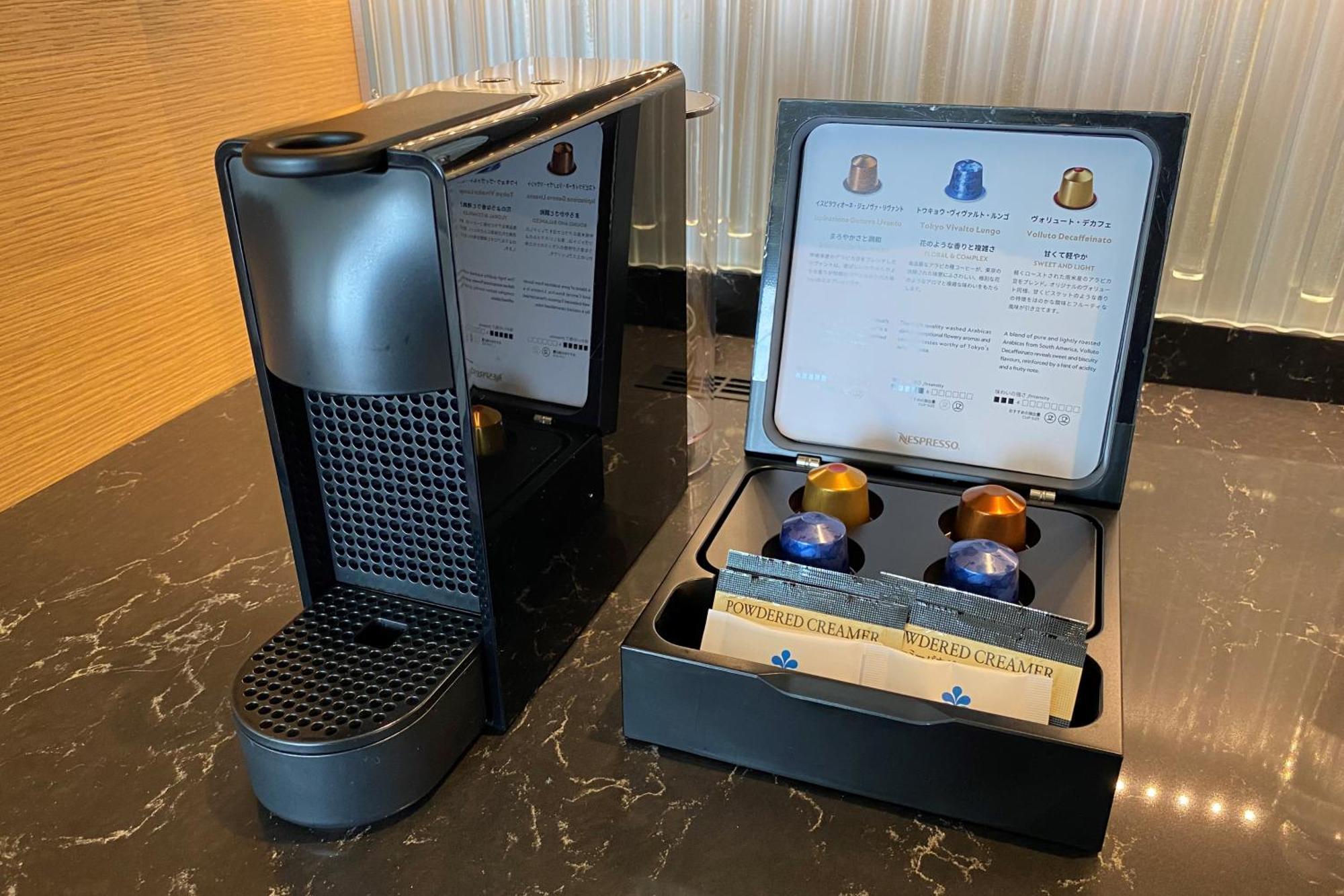Hotel Nikko Kanazawa Ruang foto A Nespresso coffee machine