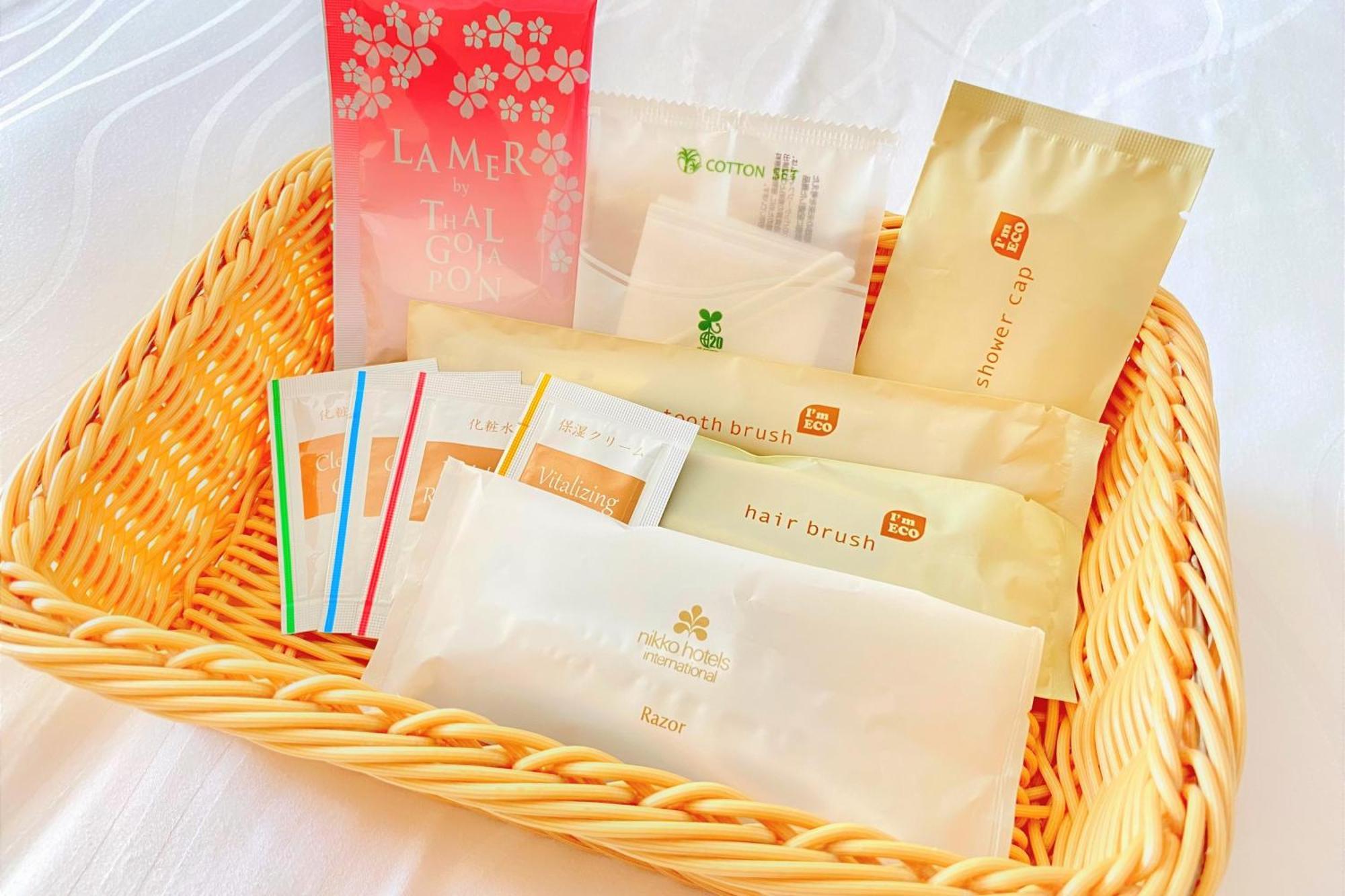 Hotel Nikko Kanazawa Ruang foto A selection of amenities