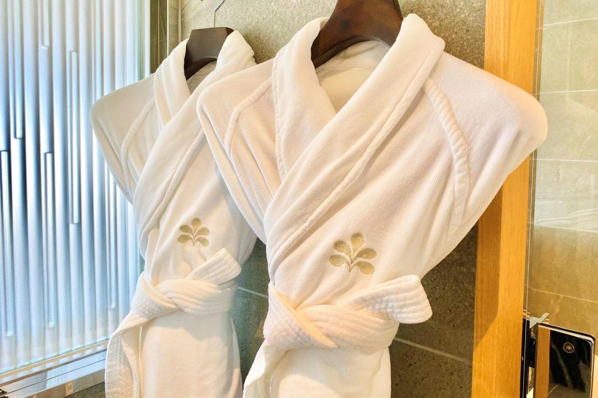 Hotel Nikko Kanazawa Ruang foto A bathrobe